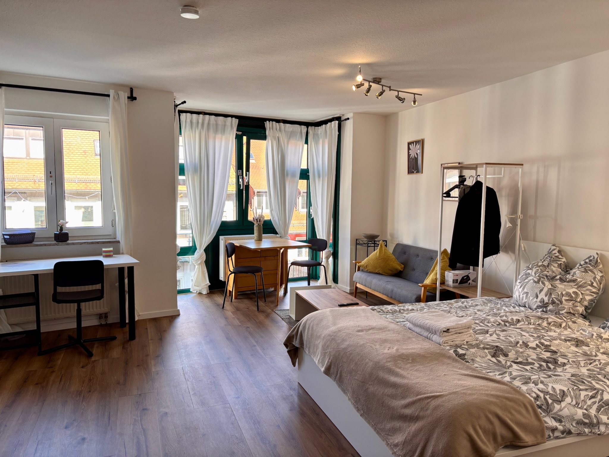 Studio kitchenette with hob and fridge